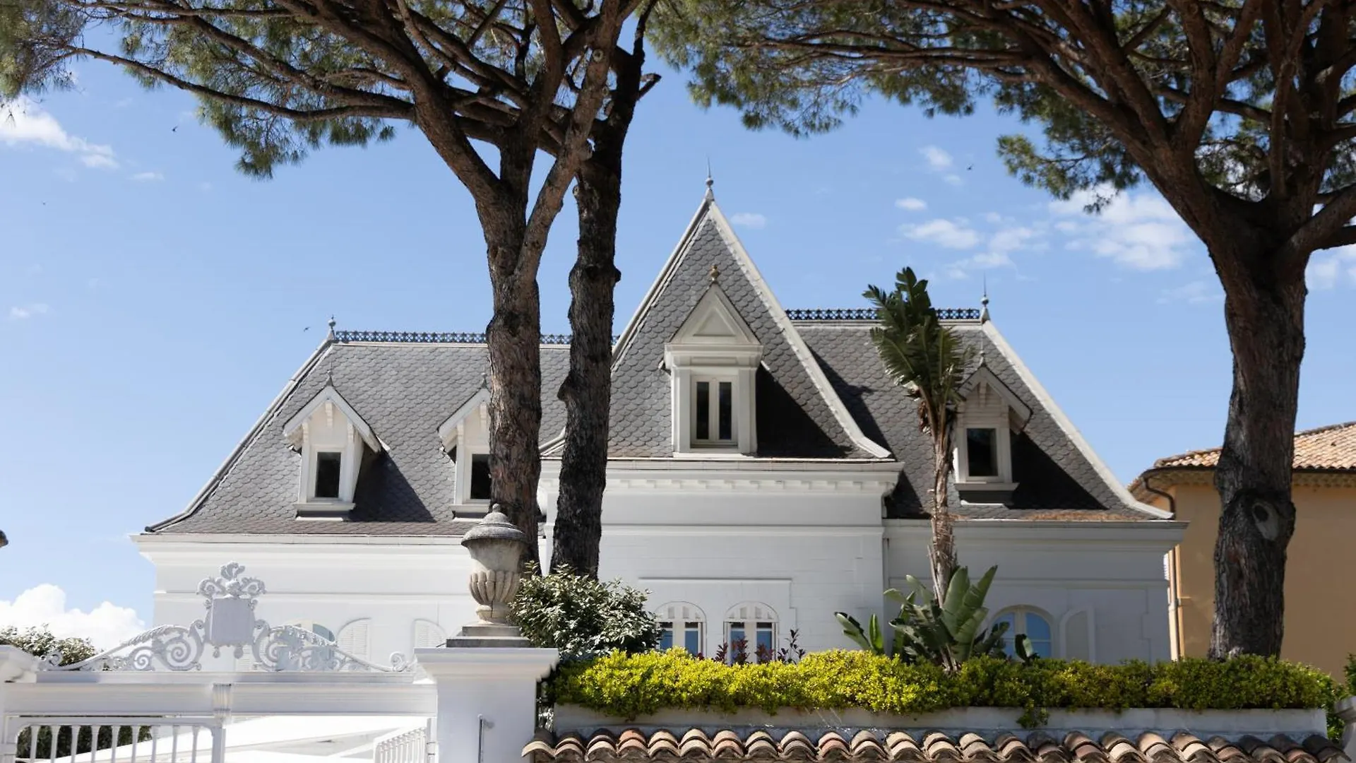 White 1921 Hotel Saint-Tropez