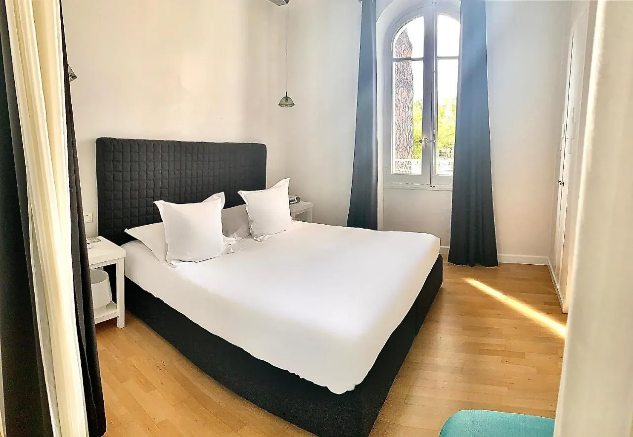 White 1921 Hotel Saint-Tropez