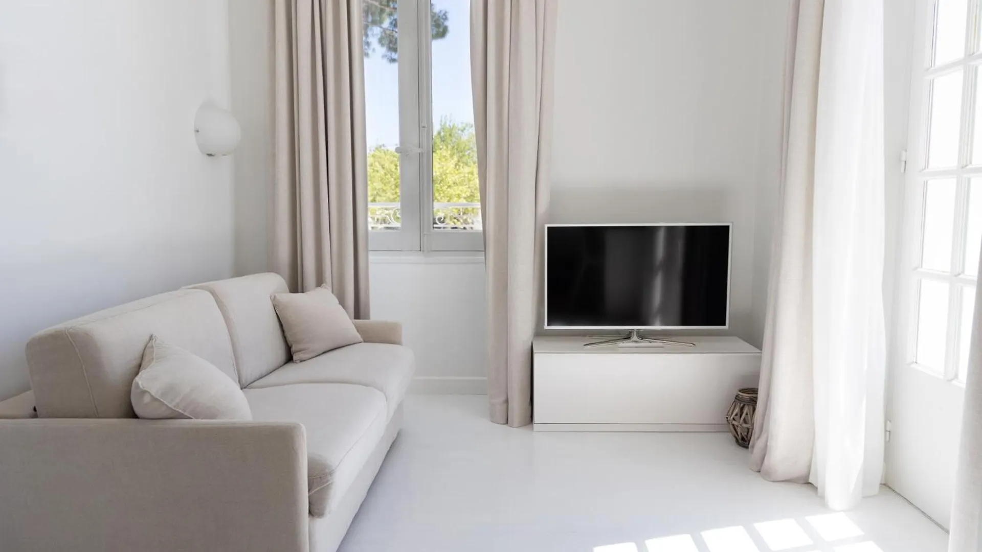 White 1921 Hotel Saint-Tropez