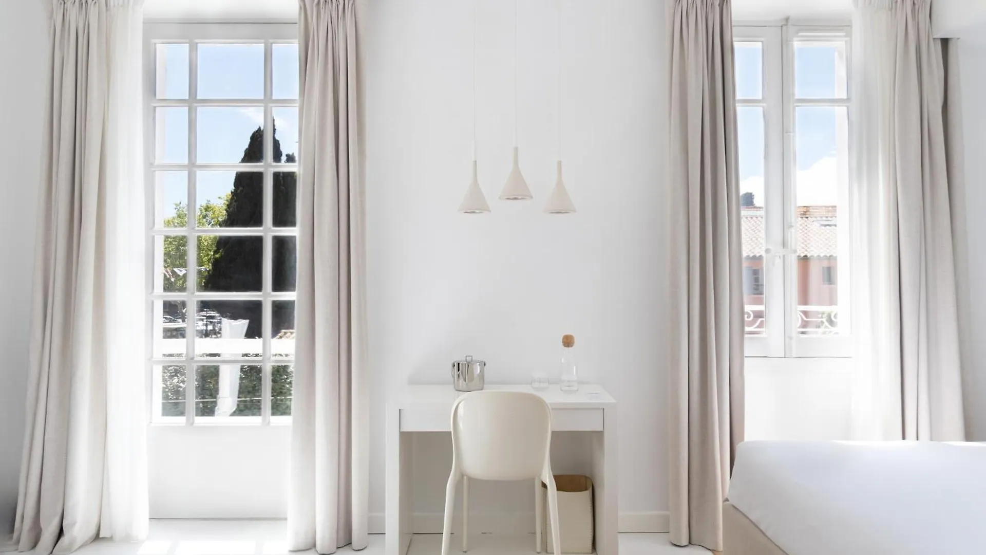 ***  White 1921 Hotel Saint-Tropez France
