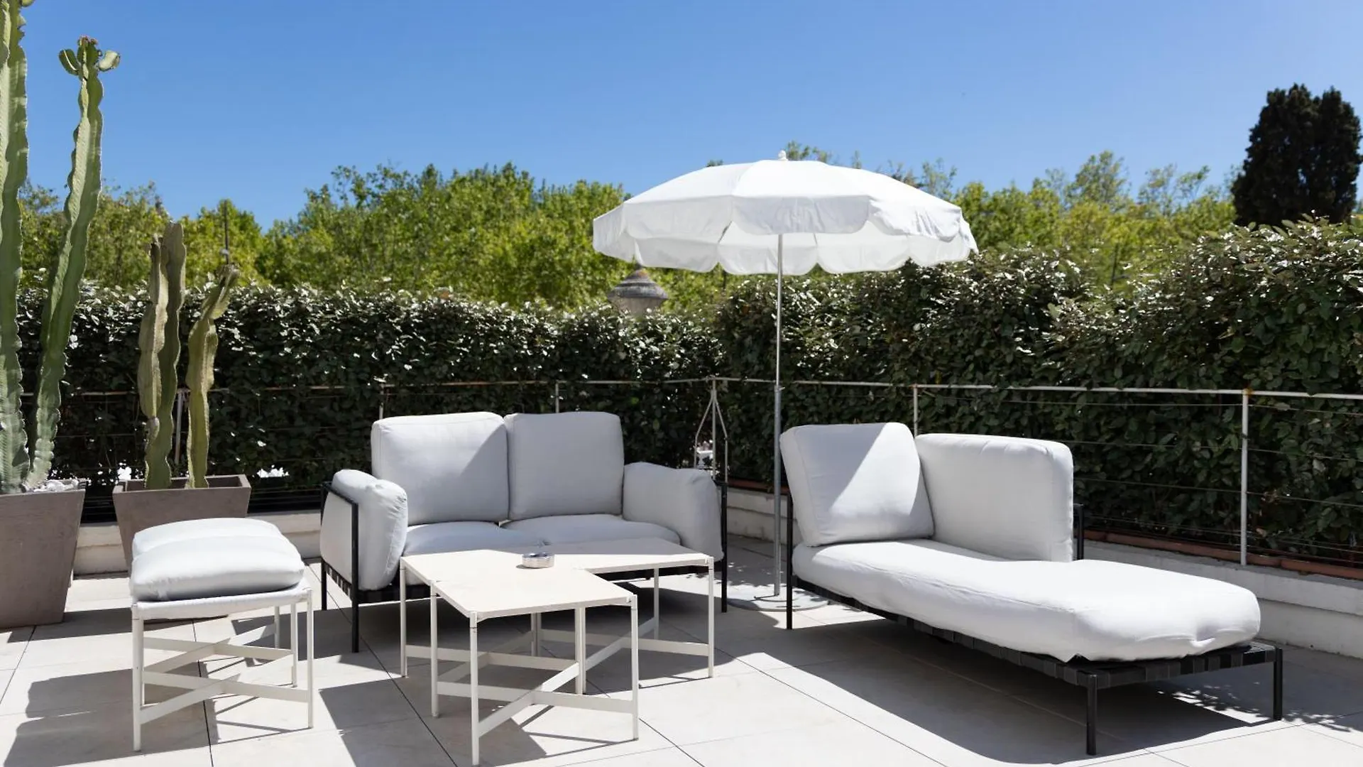 ***  White 1921 Hotel Saint-Tropez France