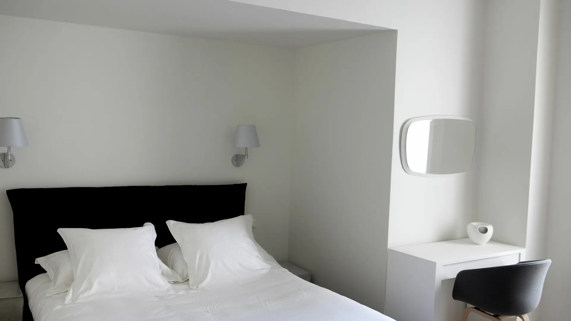 White 1921 Hotel Saint-Tropez